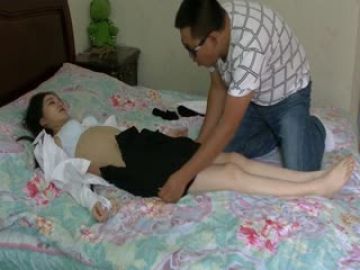 艺校美女小花在家里楼下熘达被人贩子麻老四迷倒 卖之前自己先享受一番