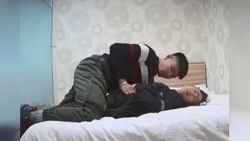 锅盖头小青年与外表清纯眼镜妹开房造爱斯文眼镜妹身材真好皮肤光滑白嫩被操完了还偷看男友洗澡