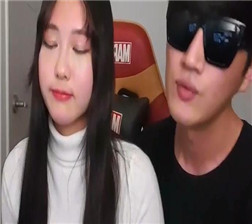 和女友一起直播大秀表演 mp4