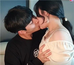 舔着女友的奶头 mkv