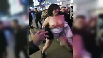 灯红酒绿的商业街下惊现一女孩露出揉奶，展现美丽的肌肤乳房，还伸手去逼里