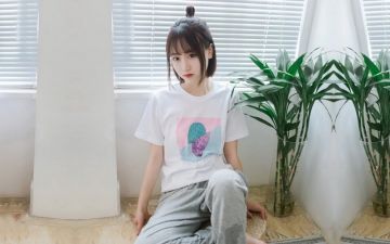 KTV包房嗨翻天和极品蜜桃臀高校妹纸玩游戏沙发上跪舔翘美臀无套后入勐操