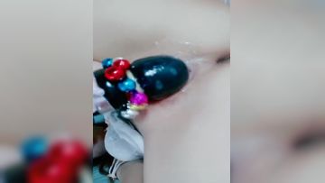 颜值不错骚气黄发少妇道具自慰近距离特写按摩器震动逼高潮出水呻吟娇喘很是诱惑喜欢不要错过