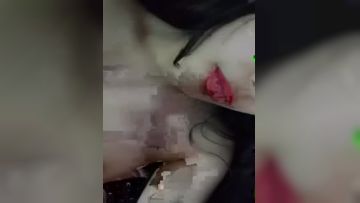 被窝里的漂亮女人全程露脸直播，只要钱到位立马起来骚，大奶子小屁股真带劲，粉嫩骚操自己抠了淫水往嘴里舔