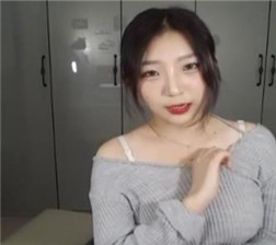 吃饭摸女友的奶子2a