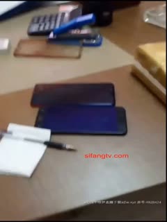 剧情演绎正在上班的职业装气质美女主管被前来视察工作的领导上前摸胸,按在办公桌上掀开短信后插啪啪,干的激烈!