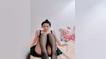 奶子很软的极品小少妇深夜露脸陪狼友发骚，慢慢脱光衣服揉捏骚奶子，粉底刷摩擦奶头刺激，自慰逼逼呻吟好骚第03集