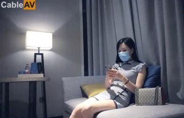 甜美猫耳朵红唇美少妇,肚子上有点赘肉,害羞拿小被子盖住不让看