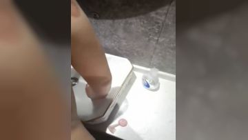 少妇卫生间啪啪 这味女士说说感受 痛 出来了吗 我给你口出来 你那水平 操了一身汗这射不出来是难受 最后颜射满满一脸