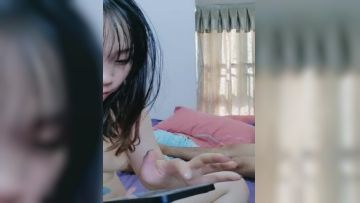 很棒的哺乳期小少妇露脸跟小哥激情啪啪给狼友看，小逼很嫩让小哥吃着奶子玩弄，挤奶水给狼友喝从床上草到浴室