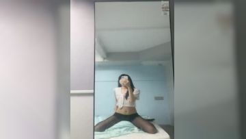 清纯系美少女刚下海！纤细美腿苗条！小尺度诱惑一波