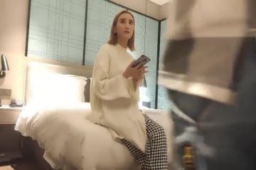 金色短发大耳环妹子，大长腿穿上开档黑丝特写口交掰穴后入勐操