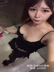 国产TS系列肤白貌美的张思妮夜晚露出挺着大屌下楼取快递