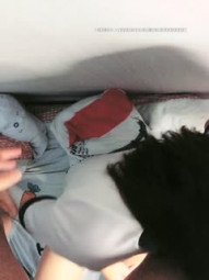 极品少女露脸颜值不错的小妞，逼毛都没有就被大哥干了，口交大鸡巴让大哥揉着奶子暴力抽插，咬着头发呻吟