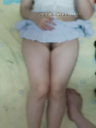 真实学生妹第一次为了钱出卖肉体，学生装让大哥在床上按着头草嘴口交，大鸡巴插进去就流血了，呻吟不断好疼