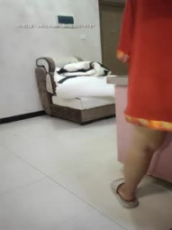 外国小哥约草亚裔女孩，看着像没草过逼啊闭着眼睛享受口活服务表情真浪，各种抽插爆草还得吃着奶子真刺激