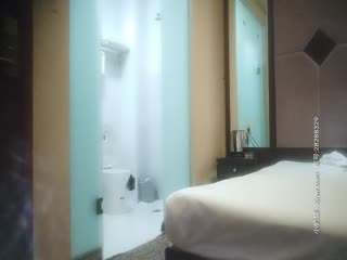 专业搞鸡选手找了个风韵犹存的大姐，啪啪的环境还不错进门就开始，口交大鸡巴衣服都没脱完各种姿势爆草抽插