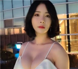 泳池边的诱惑1000000-002138.mp4