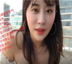 两名妹子在泳池的诱惑1