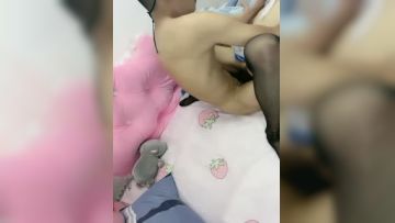 浴室狂欢~转场床上大战~亲亲小嘴，值得一看~老公~用力操啊~再用力点~好舒服~快救命啊~受不了~快射我嘴里！第01集