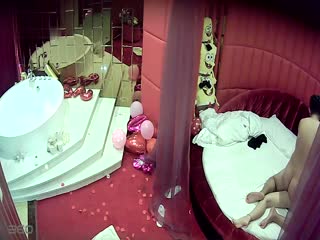 90后新婚小夫妻床上操完到厨房体验刺激~淫叫不止说：好舒服~不要停~高潮了!干的全身发软趴那不动了!叫的让你射!