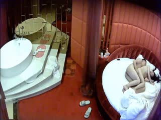 精品酒店豪华套房光头佬和情人开房偷情中午吃了大蒜妹子嫌他有臭味不愿和他干就强搞