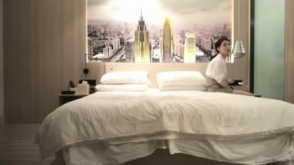 小宝寻花 - 约了个高颜值白领少妇，着急的赶时间要走而让小宝无套抽插骚逼，太舒服了差点内射！