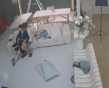 黑客破解网络摄像头监控偷拍摄影棚没有其它人的时候摄影师淫秽老板娘和她亲热